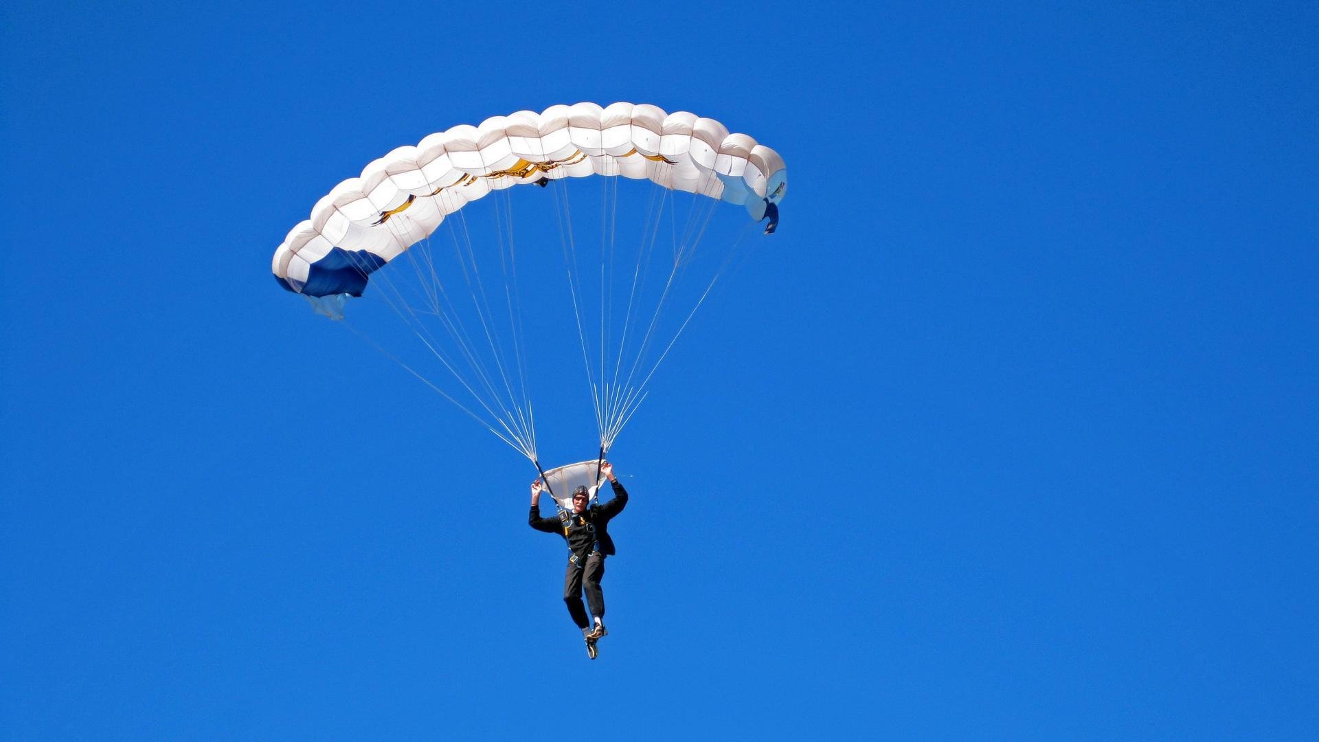 九游体育官方网站-_极地冰原大冒险：挑战极端气候中的极限运动_，极地冰原视频