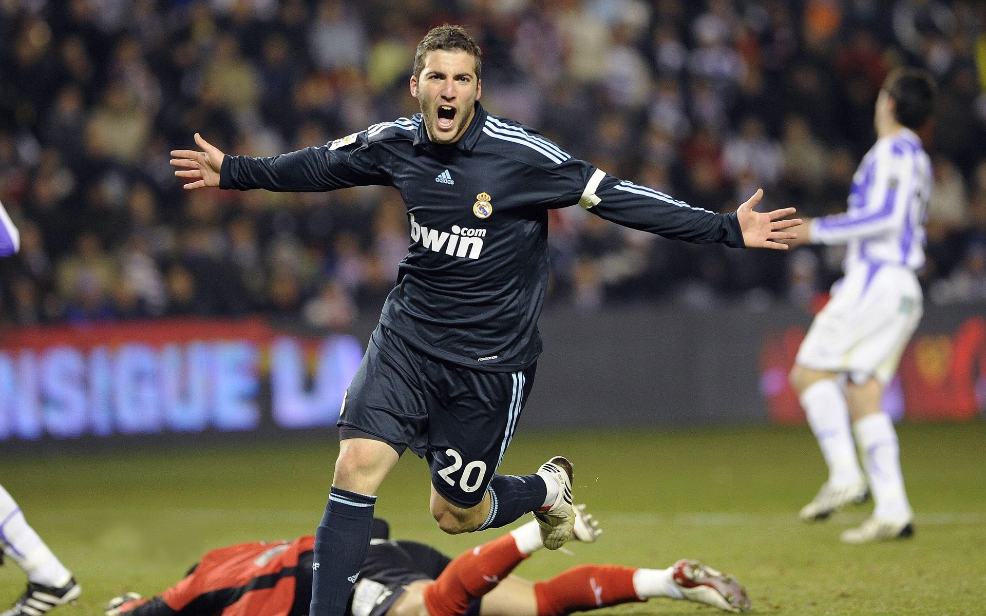 九游娱乐(jiuyou)官方网站-法甲：巴黎4-0完胜南特，姆巴佩连续进球火力全开，巴黎4比0巴萨全场